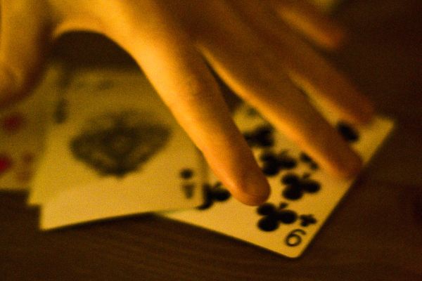 德州牛仔规则详解 - 玩德州牛仔先看懂规则:牌型大小、比牌流程与新手常见疑问