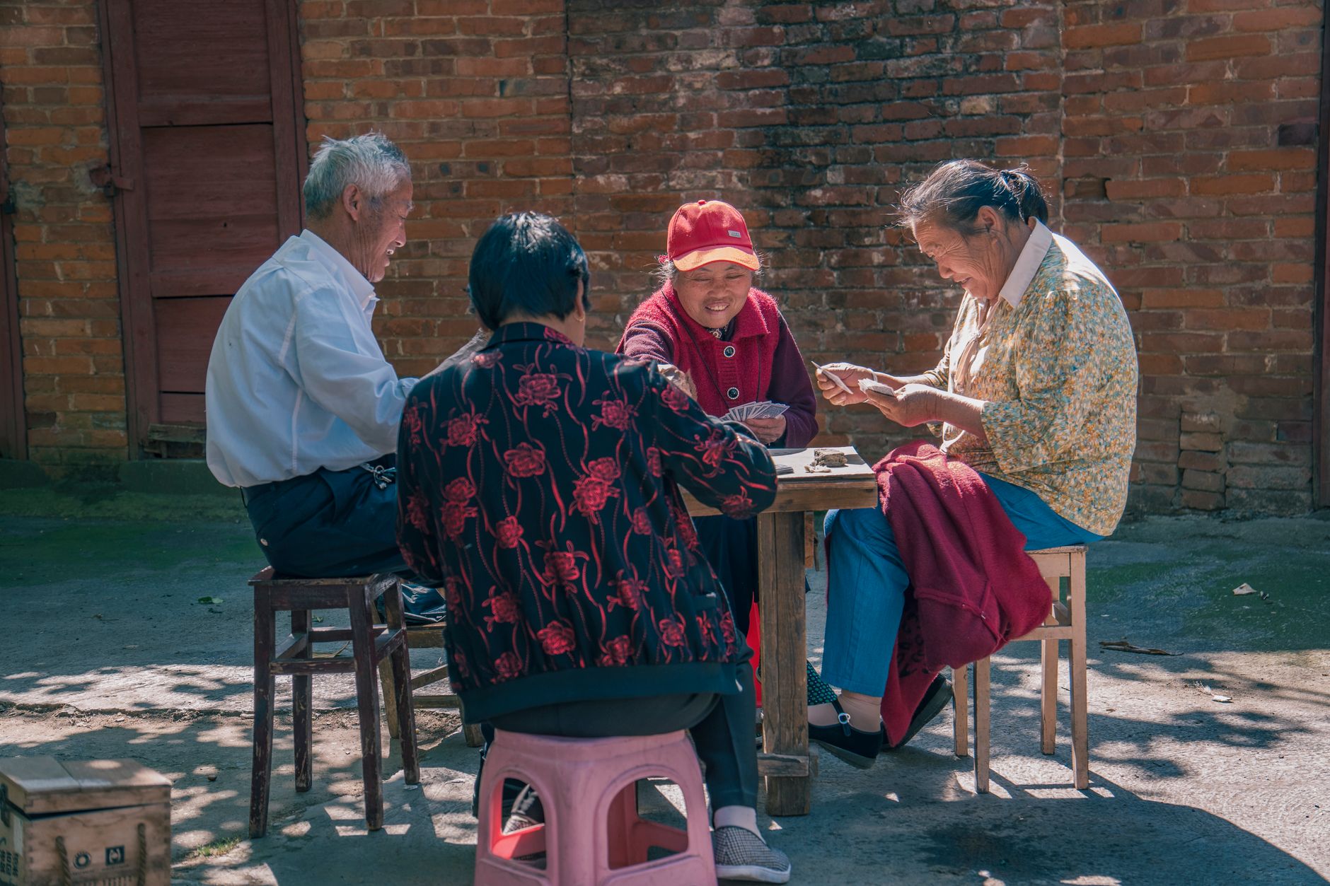 德州牛仔线上六人桌打法调整:三大核心策略让胜率更稳(要点图解)